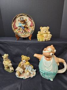 lot 208 image: Teddy Bear Teapot and Bear Decor
