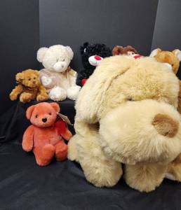 lot 261 image: Stuffed Animals