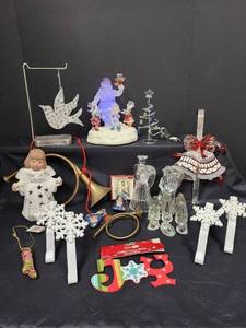 lot 318 image: Christmas Decor
