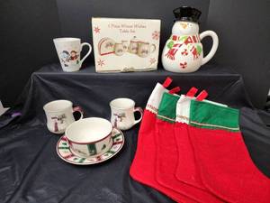 lot 321 image: Christmas Decor