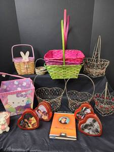 lot 324 image: Valentines Day and Easter Decor