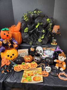 lot 325 image: Halloween Decor