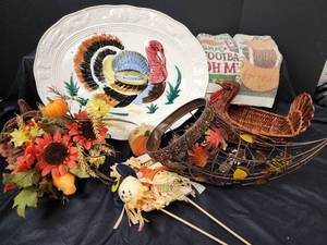 lot 326 image: Fall Decor