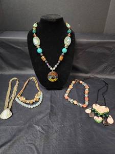 lot 331 image: Jewelry
