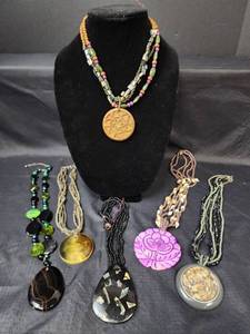 lot 332 image: Jewelry