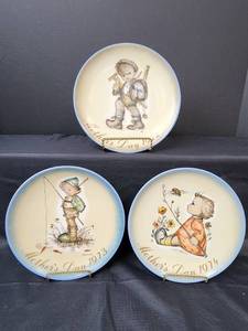 lot 383 image: Schmid Mothers Day Plates - Der Kleine Fischer 1973 (original box), The Bumblebee 1974 (original box), and LTD Edition 1972