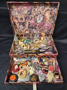 lot 416 image: Jewelry and Box