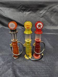 lot 436 image: (3) Plastic 1920s Gas Pump Miniatures 124 Scale Diorama Accessories