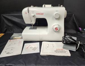 lot 442 image: Singer Tradition 2250 Sewing Machine (powers on)