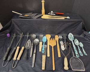 lot 459 image: Utensils