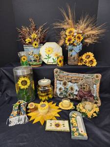 lot 468 image: Sunflower Decor
