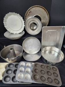 lot 483 image: Bakeware