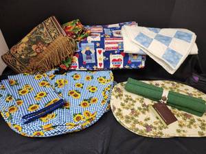 lot 496 image: (10) Sunflower Placemats, (4) Sunflower Napkins, (8) Americana Placemats, (6) Green Placemats, and (3) Table Runners
