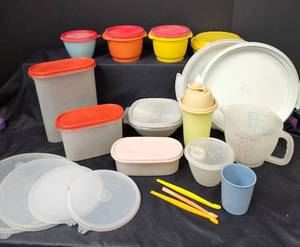 lot 541 image: Vintage Tupperware