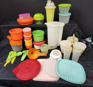 lot 542 image: Vintage Tupperware