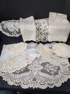 lot 557 image: Doilies