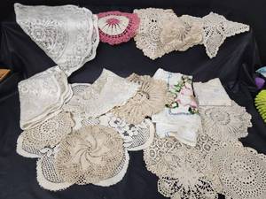 lot 558 image: Doilies