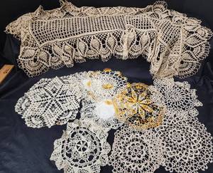 lot 559 image: Doilies