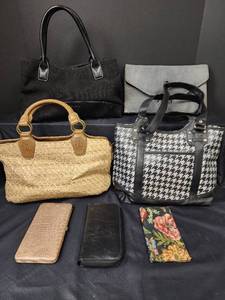 lot 561 image: Purses and Wallets