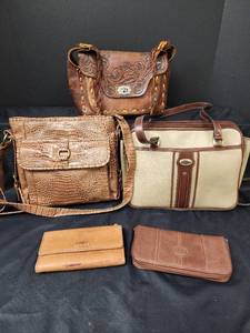 lot 562 image: Purses and Wallets