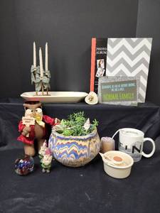 lot 568 image: Home Decor