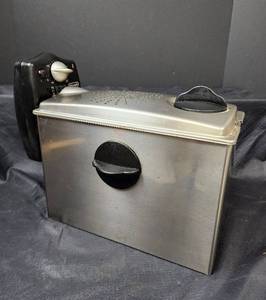 lot 572 image: De Longhi Deep Fat Fryer (untested)