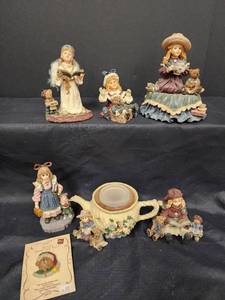 lot 704 image: Boyds Bear and Yesterdays Child Collectibles