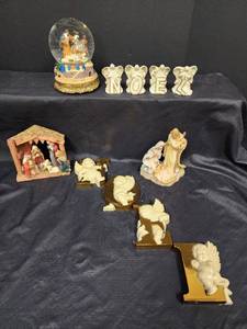 lot 707 image: Vintage NOELs and Nativities