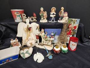 lot 713 image: Santa Decor