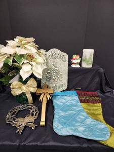 lot 714 image: Christmas Decor