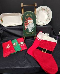 lot 715 image: Christmas Decor
