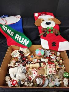 lot 719 image: Christmas OrnamentsDecor