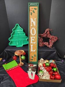 lot 721 image: Christmas OrnamentsDecor
