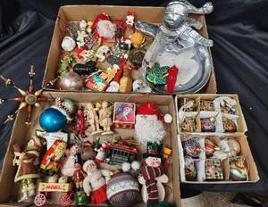 lot 722 image: Christmas OrnamentsDecor