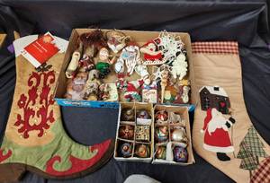 lot 723 image: Christmas OrnamentsDecor