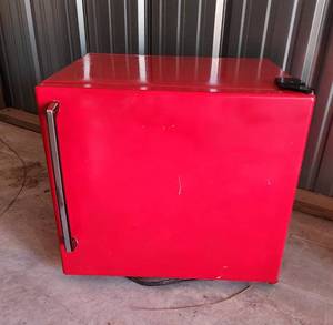 lot 752 image: Mini Fridge (untested)
