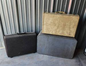 lot 772 image: (3) Vintage Suitcases