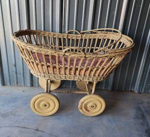 lot 773 image: 1890s Bassinette