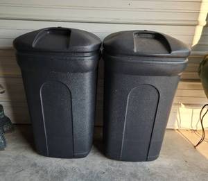 lot 13 image: (2) Large Dumpsters with Lids on Wheels
