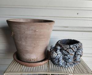 lot 24 image: (2) Flowerpots