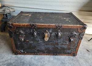 lot 29 image: Antique Jenson & Sons Trunk with (2) Inserts 34.5x21x20