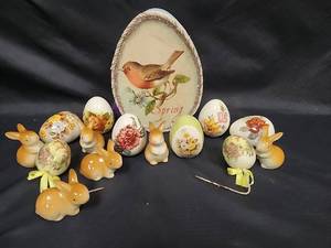 lot 736 image: Easter Decor