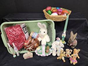 lot 738 image: Easter Decor