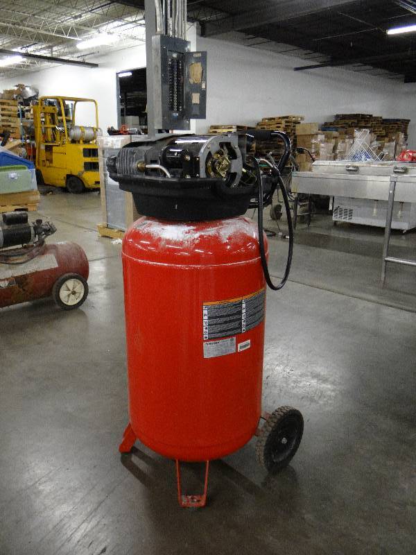 lot 1024 image: Husky 33 Gal, 150 Max PSI Air Compressor