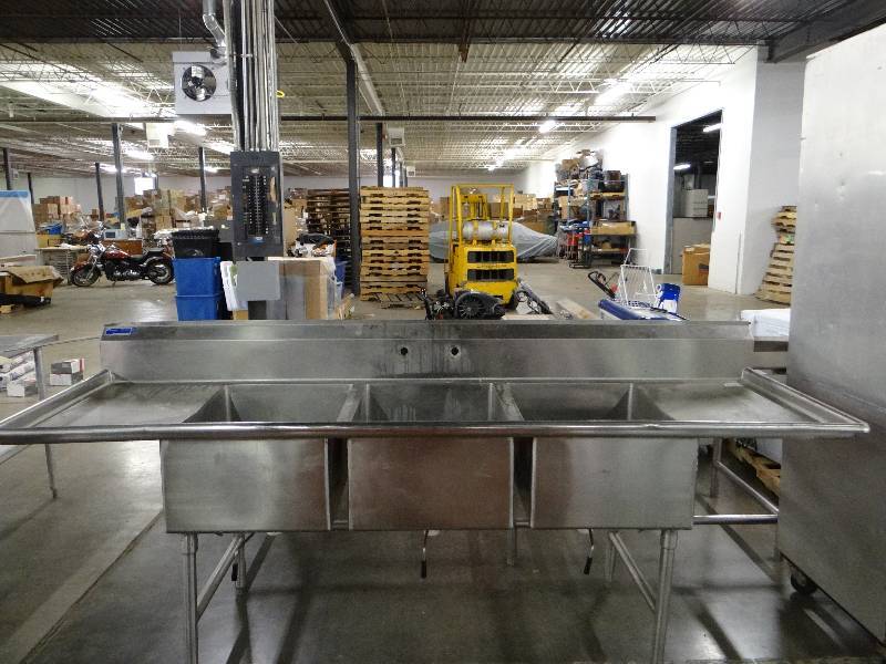 lot 1028 image: Universal Stainless Steel 3 Bay Sink