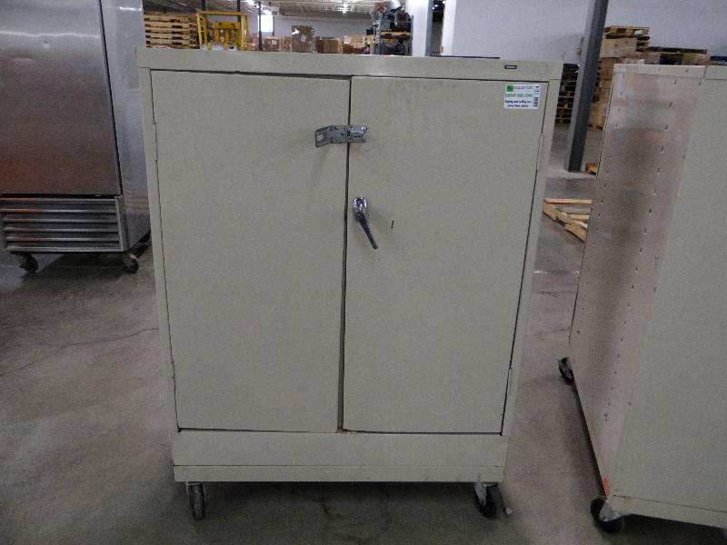 lot 1034 image: Tennsco Metal Cabinet on Casters