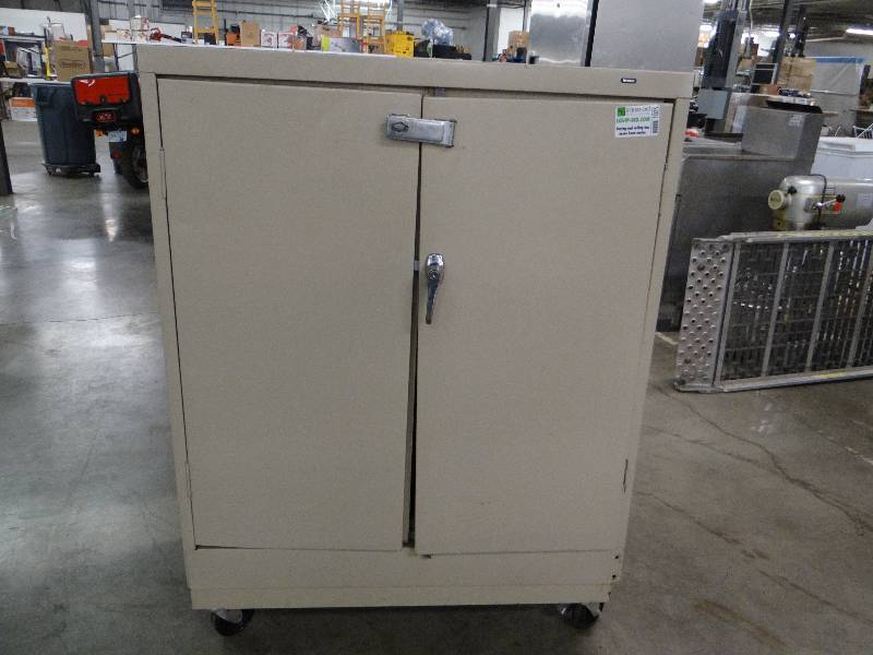 lot 1035 image: Tennsco Metal Cabinet on Casters