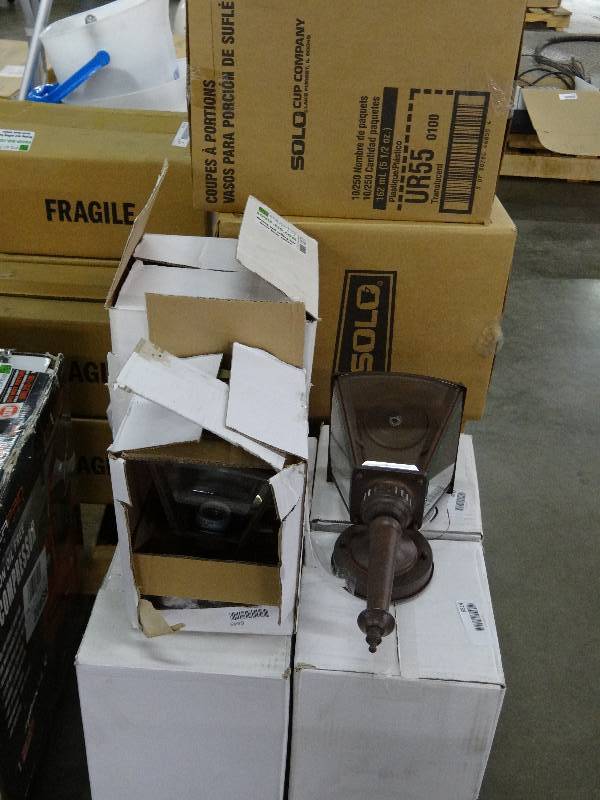 lot 1071 image: Outdoor Light Fixtures (Lot of 6)