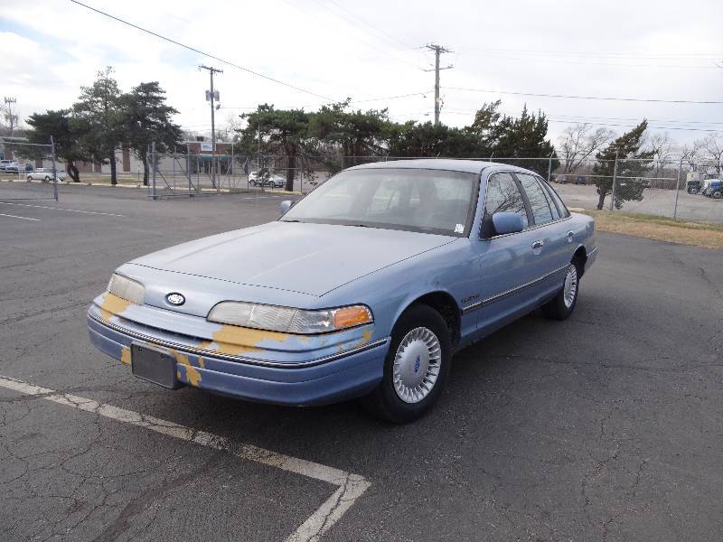 lot 1004 image: 1992 Ford Crown Victoria