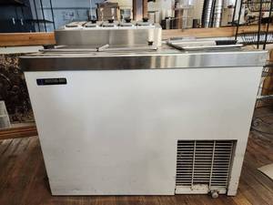 lot 44503 image: Master Built Ice Cream Freezer Model PT454247